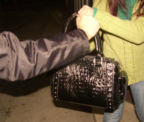 Femeie, tâlhărită pe Soveja de un minor